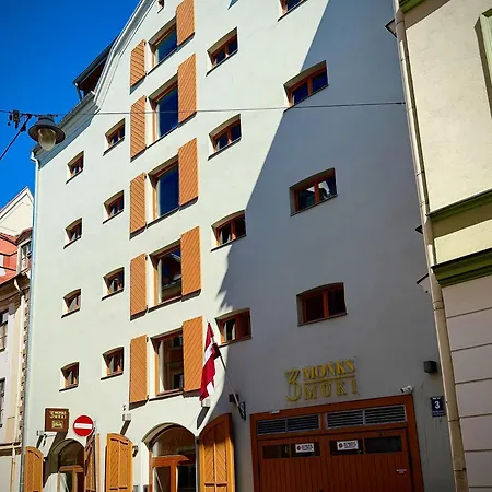 3 Monks And Apartments, Old Town